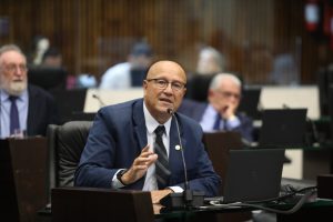 Segundo a proposta de Romanelli, a lei vai “estabelecer a obrigação de previsão de acostamento na elaboração e contratação de projetos de engenharia para execução de novas obras de pavimentação asfáltica nas rodovias estaduais”.