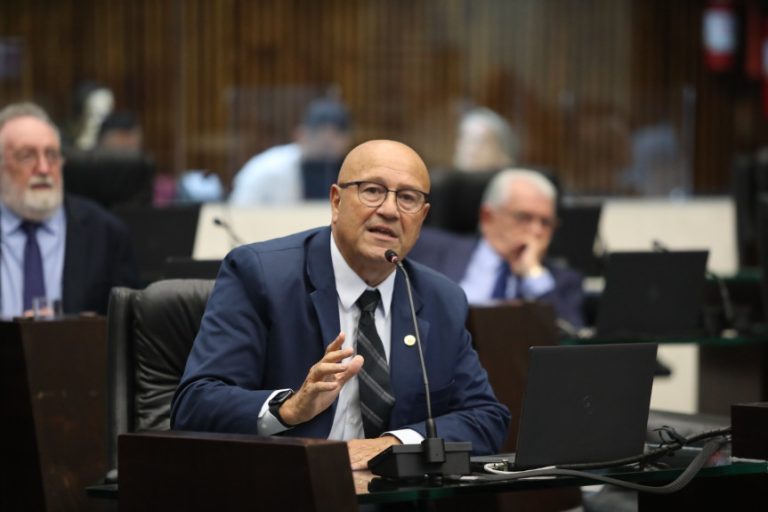 Segundo a proposta de Romanelli, a lei vai “estabelecer a obrigação de previsão de acostamento na elaboração e contratação de projetos de engenharia para execução de novas obras de pavimentação asfáltica nas rodovias estaduais”.