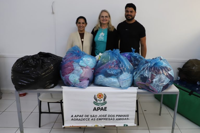Campanha do Agasalho: Câmara Municipal faz doação para a APAE