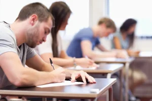 Concurso com vagas em Curitiba tem salários que chegam a R$ 5,9 mil