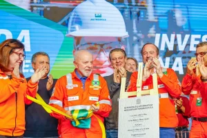 Lula anuncia reabertura da fábrica da Petrobras na Grande Curitiba e R$ 3,2 bilhões para refinaria