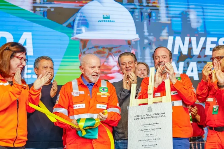 Lula anuncia reabertura da fábrica da Petrobras na Grande Curitiba e R$ 3,2 bilhões para refinaria
