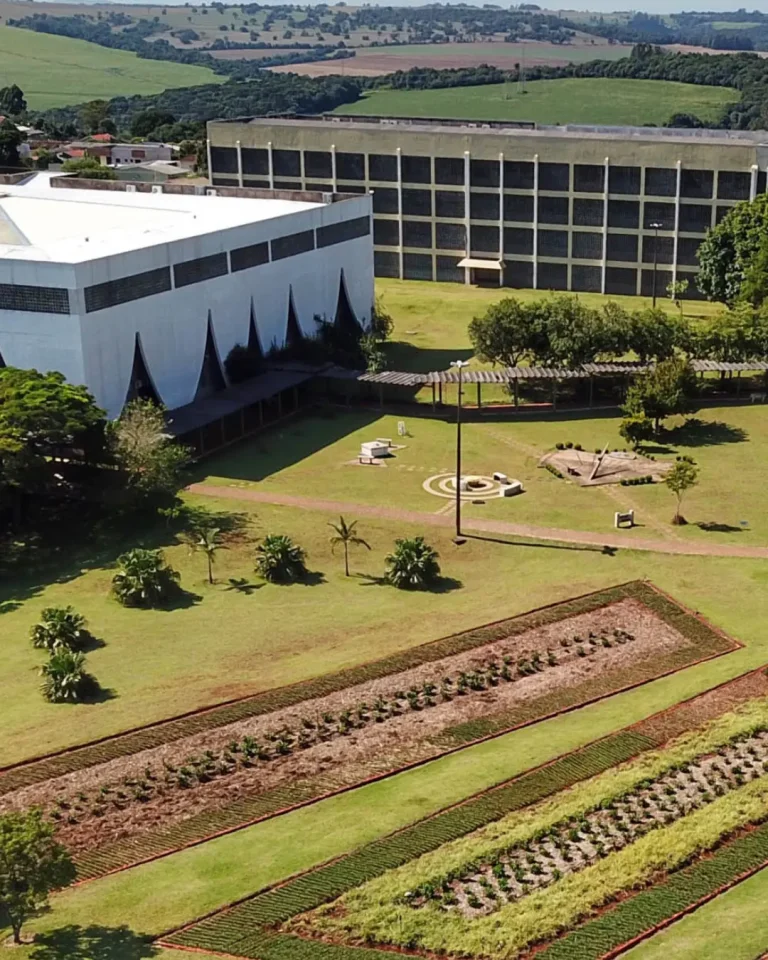 Unioeste abre processo seletivo para 40 vagas com salários de até R$ 7,6 mil