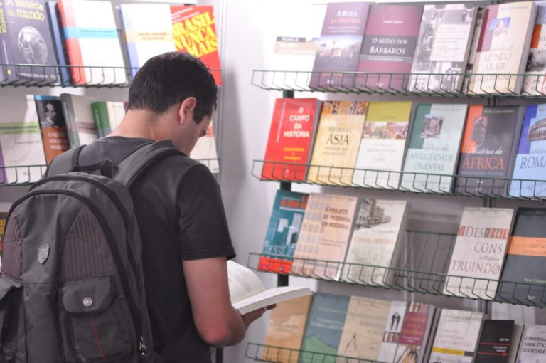 21ª Feira do Livro da UFPR começa nesta segunda-feira com descontos de até 50%