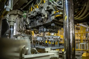 Fábrica em Curitiba recebe investimento de R$ 100 milhões de gigante dos motores