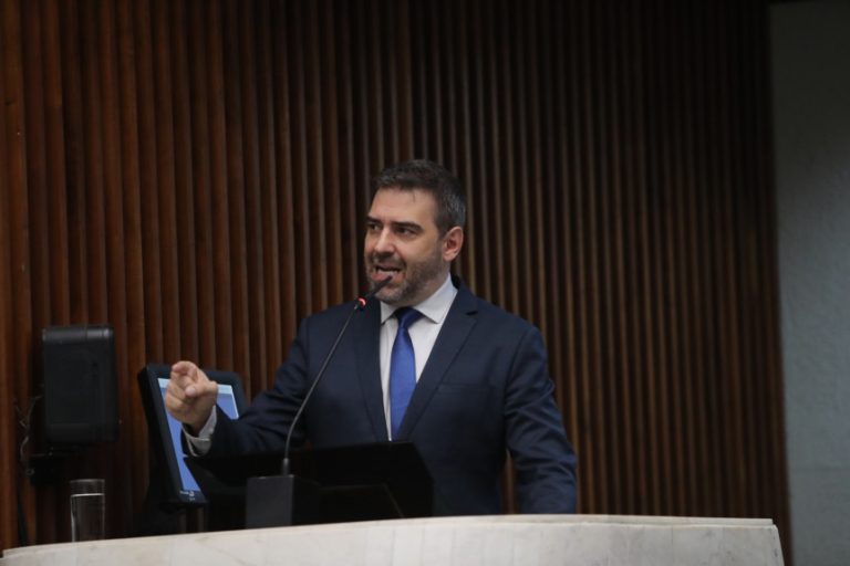 A proibição vale para todas as solenidades e execuções que ocorram dentro do território paranaense.