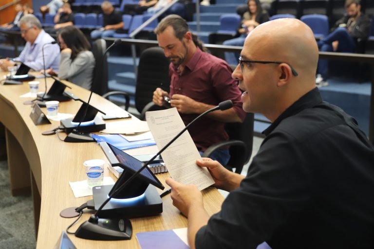 Vereadores aprovam programa que combate a intimidação entre mulheres