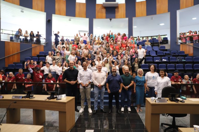 Mês do Idoso: Comemoração leva grupos de 3ª idade à Câmara Municipal