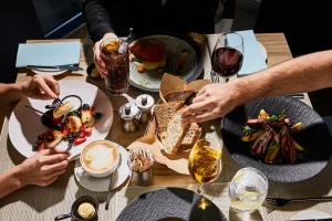 Emprego dos sonhos? Clientes podem ganhar até R$ 250 para avaliar lojas e restaurantes