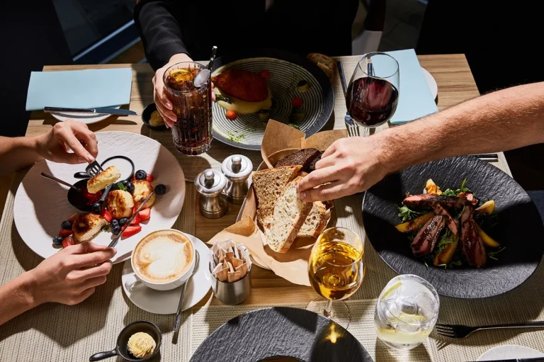 Emprego dos sonhos? Clientes podem ganhar até R$ 250 para avaliar lojas e restaurantes