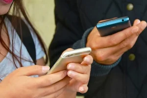 Uso de celular nas escolas do Paraná tem novas regras; veja critérios da Seed-PR