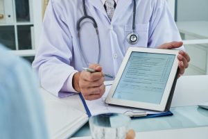 Nova plataforma do CFM contra fraudes em atestados médicos começa a funcionar neste mês; veja o que muda