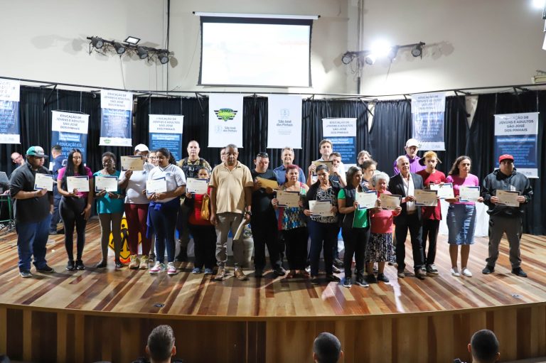 Estudantes da EJA recebem certificado de conclusão do Programa Municipal de Educação para o Trânsito