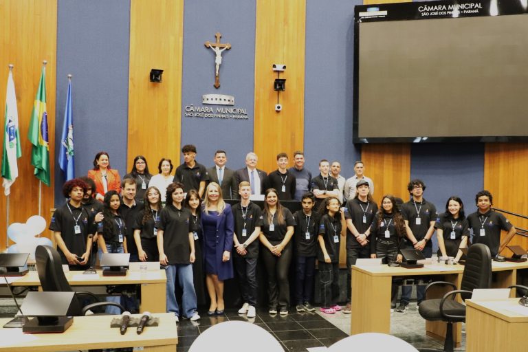 Parlamento Jovem é empossado com a presença dos presidentes do TRE-PR e da Câmara