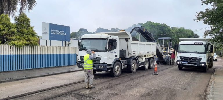 Prefeitura revitaliza asfalto e sinalização viária na Rua Benjamim Negoseki, no bairro Cachoeira
