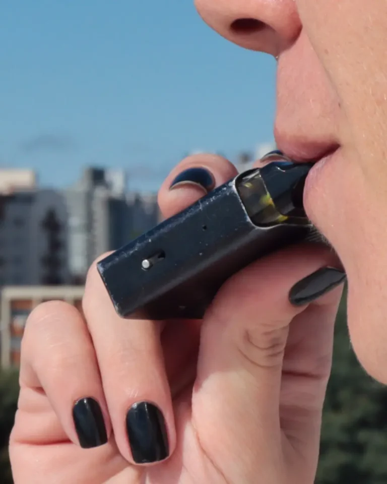 Cigarros eletrônicos se tornam preocupação crescente em escolas do Paraná, dizem especialistas