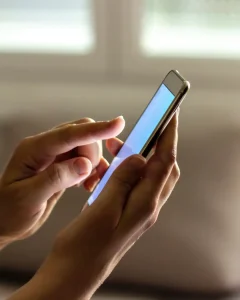 Maioria dos adultos apoia proibição de celulares nas escolas, revela pesquisa