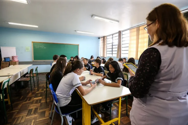 Paraná abre seleção PSS com mil vagas para professores e profissionais da educação