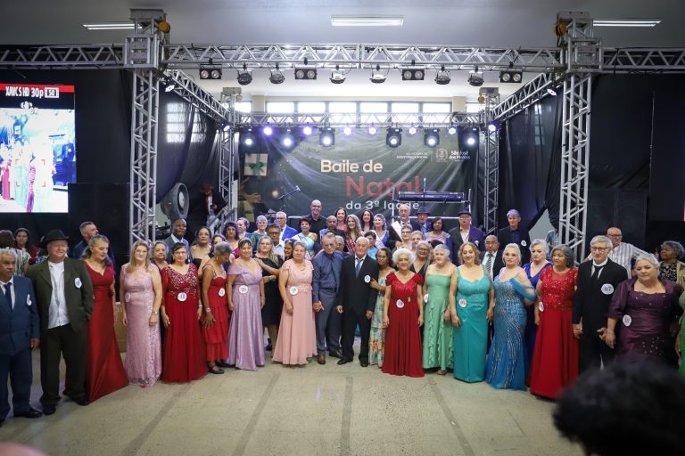 Baile do Papai Noel reúne mais de mil pessoas em São José dos Pinhais, promovendo integração e qualidade de vida para idosos