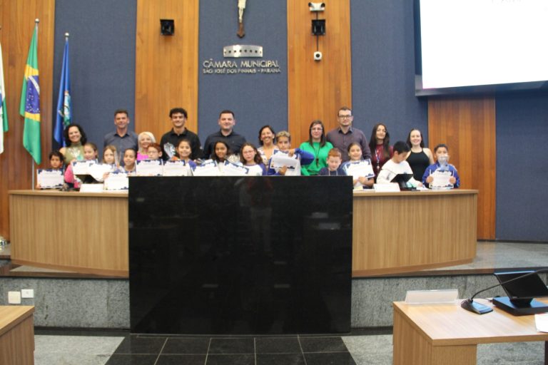 Parlamento Mirim de estudantes da Escola Terezinha Toczek finaliza o ano com Sessão Especial