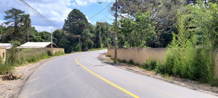 Rua Emerson Greboge, na Colônia Murici, recebe pavimentação