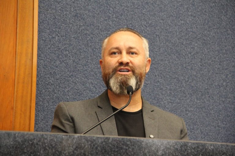 Vereadores aprovam a proibição de celulares nas escolas de São José dos Pinhais