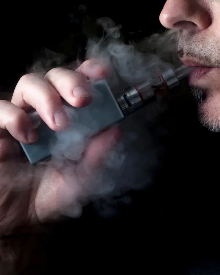 Professora da UFPR alerta sobre os riscos do cigarro eletrônico e projeta aumento de problemas de saúde pública