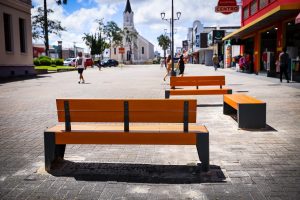 Novo mobiliário urbano deixa a Rua XV de Novembro mais bonita e charmosa