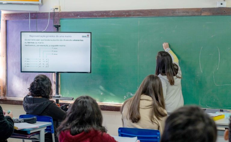 Prefeitura-Curitiba-inicia-convocação-420-professores-rede-municipal-ensino