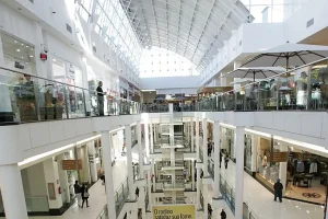 Shopping de Curitiba transforma sobras da praça de alimentação em adubo