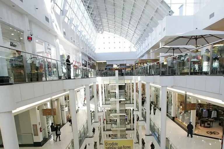 Shopping de Curitiba transforma sobras da praça de alimentação em adubo