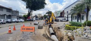 Rua Norberto de Brito, no Centro de São José dos Pinhais, recebe obras de drenagem