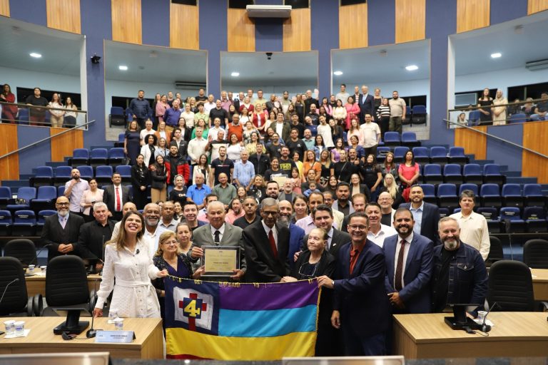 Câmara Municipal entrega Votos de Louvor e Reconhecimento a pastores da Igreja do Evangelho Quadrangular