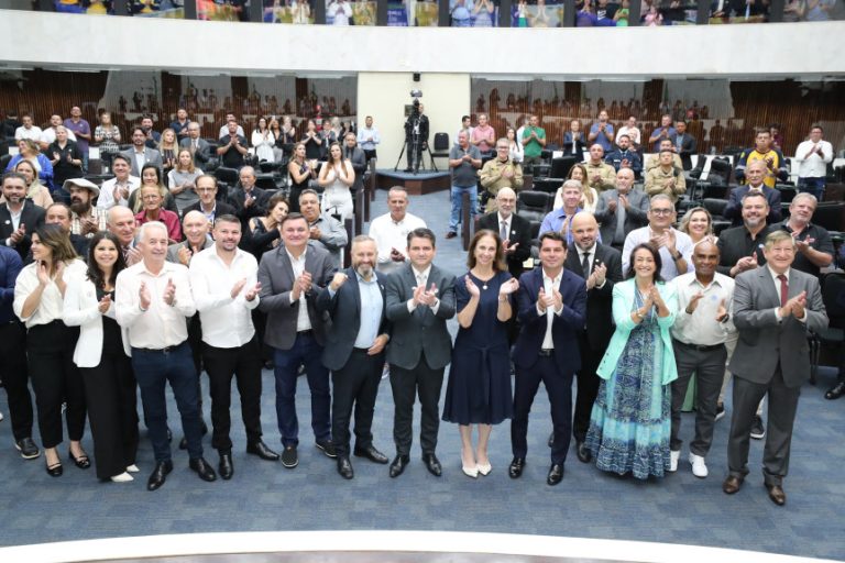 Solenidade ocorreu na noite desta segunda-feira (17), no Plenário da Assembleia Legislativa do Paraná.