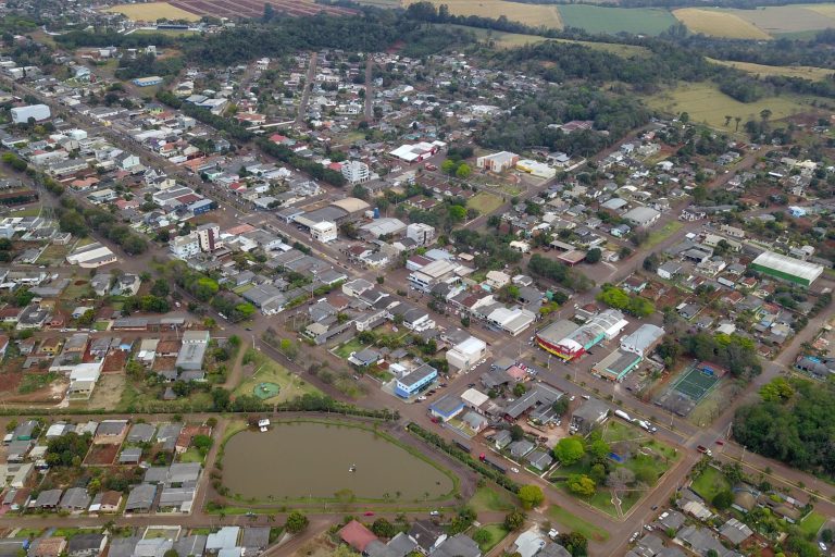 Prefeitura de Capitão Leônidas Marques abre concurso público com 49 vagas e salários de até R$ 20,1 mil; veja como participar