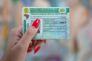 CNH de graça? Paraná propõe habilitação sem custo para pessoas de baixa renda e estudantes da rede pública