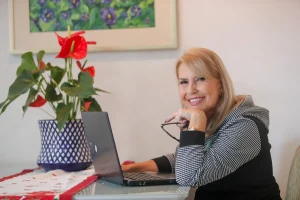 Jornalista pioneira de Curitiba lança primeiro livro de crônicas com histórias de repórter