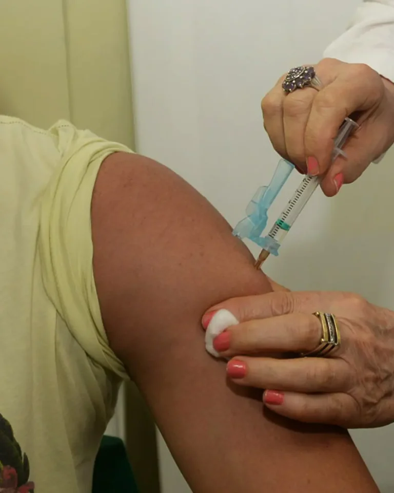 Paraná amplia vacinação contra HPV para adolescentes de 15 a 19 anos com dose única até abril