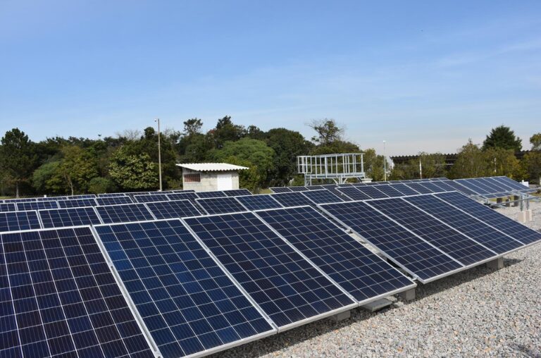 Placas solares da UTFPR produzem energia suficiente para abastecer mais de 2 mil casas
