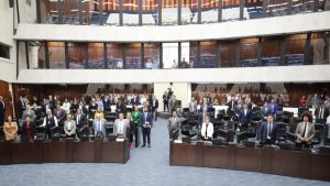 Antes das votações na sessão plenária, foi realizado um minuto de silêncio em homenagem ao Papa Francisco, que morreu na segunda-feira (21).