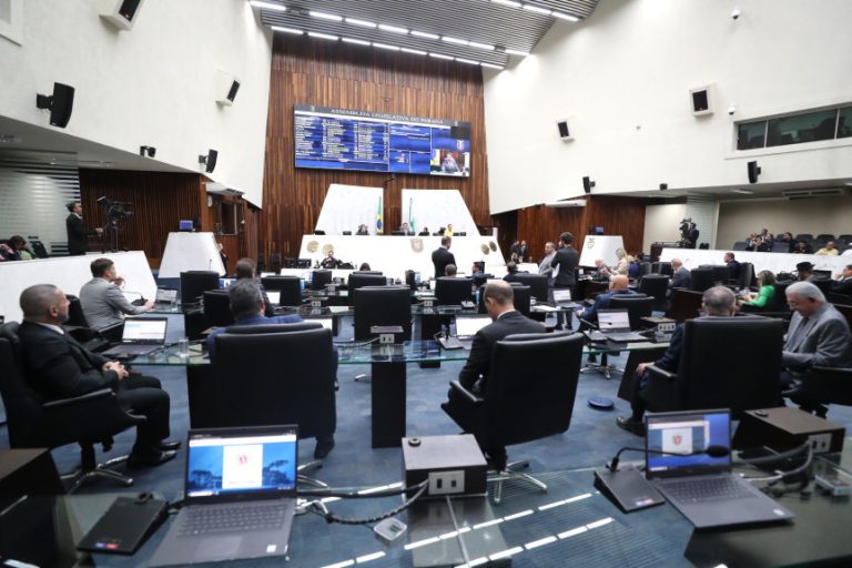 Nesta terça-feira (15) foram realizadas duas sessões plenárias.