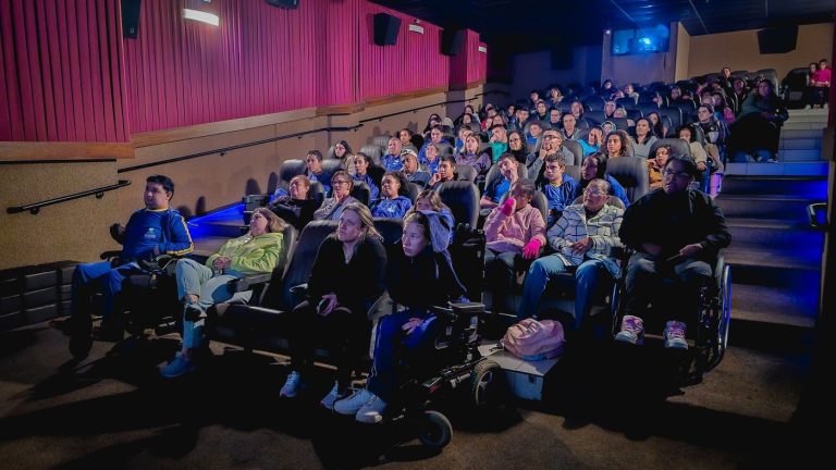 Prefeitura de Fazenda Rio Grande promove sessão de cinema adaptado para autistas