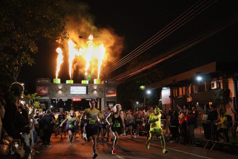Corrida noturna “divertida” reúne mais de 4 mil em Curitiba; veja fotos