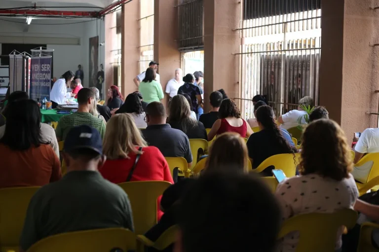 Vagas para RMC Feirão de empregos oferece mais de 3 mil vagas em Curitiba nesta quinta   02/04/2025 - 19:47