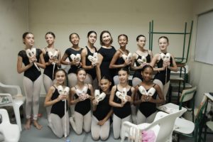 Iniciação às sapatilha de ponta anima turma de 2025 da Escola de Dança Teatro Guaíra