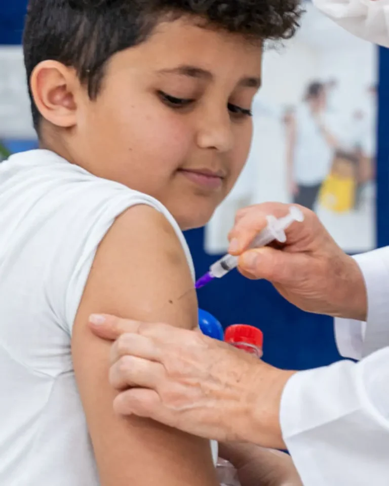 Paraná inicia vacinação escolar com foco em crianças e adolescentes; veja os detalhes