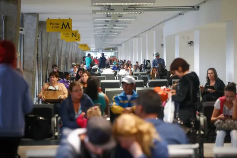 Partiu! Feriado de Páscoa e Tiradentes vai bombar rodoviária de Curitiba; 60 mil embarques e desembarques   14/04/2025 - 07:45