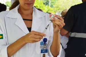 Vacina contra gripe é segura e não causa a doença; saiba mais verdades