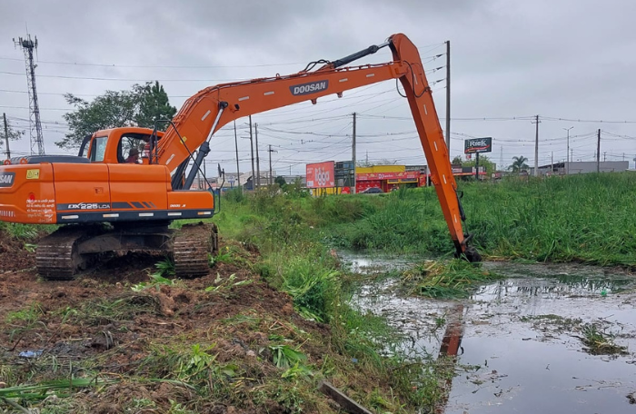 Prefeitura intensifica limpeza de rios em São José dos Pinhais