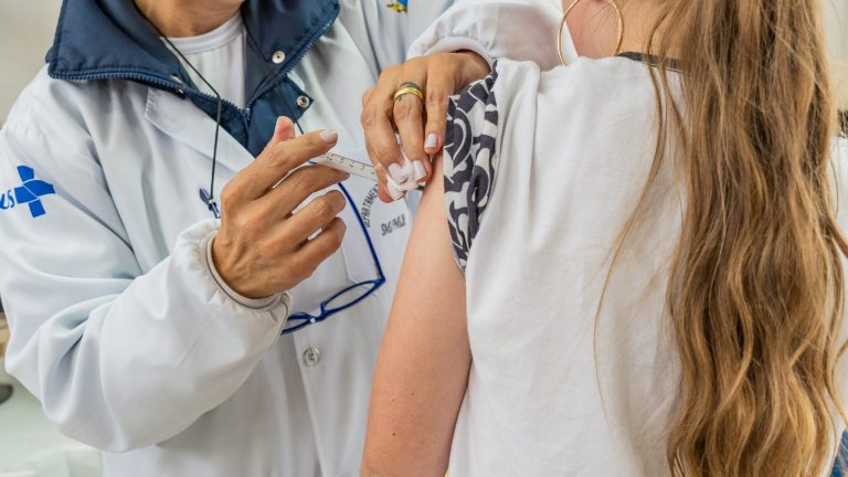 Vacina da Dengue está disponível para crianças e adolescentes de 10 a 14 anos